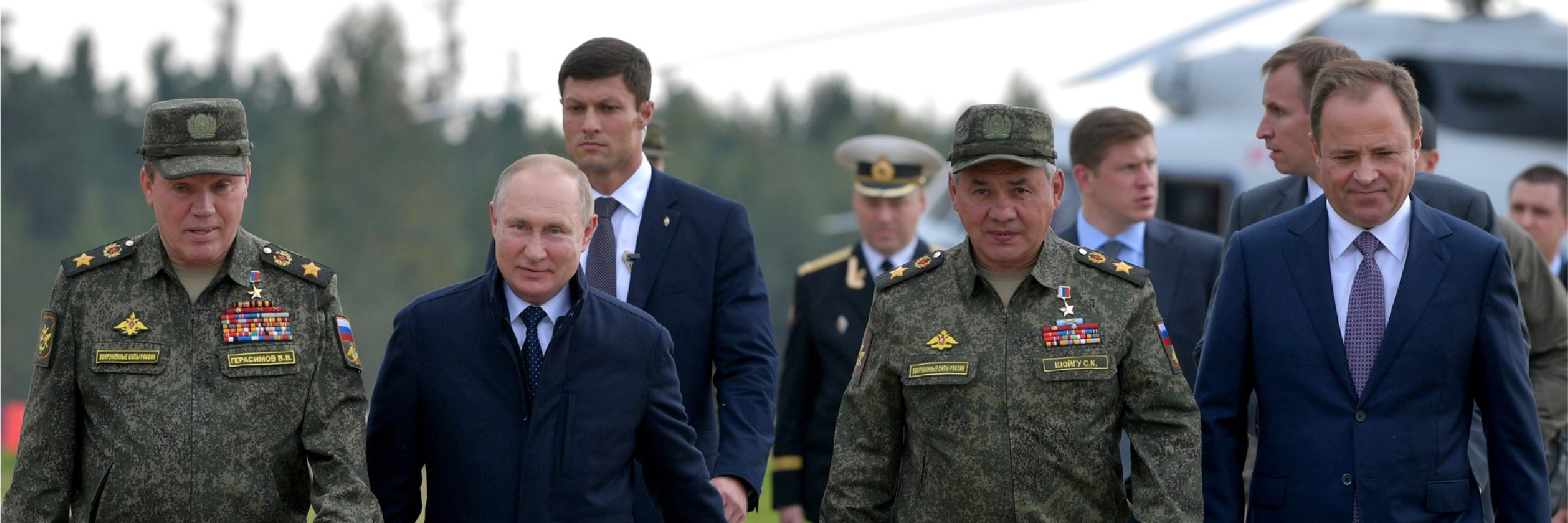 El presidente ruso, Vladímir Putin, y el ministro de Defensa, Serguéi Shoigú, llegan a los ejercicios militares conjuntos Zapad-2021 realizados por Rusia y Bielorrusia en el campo de entrenamiento Mulino, en Nizhniy Novgorod.